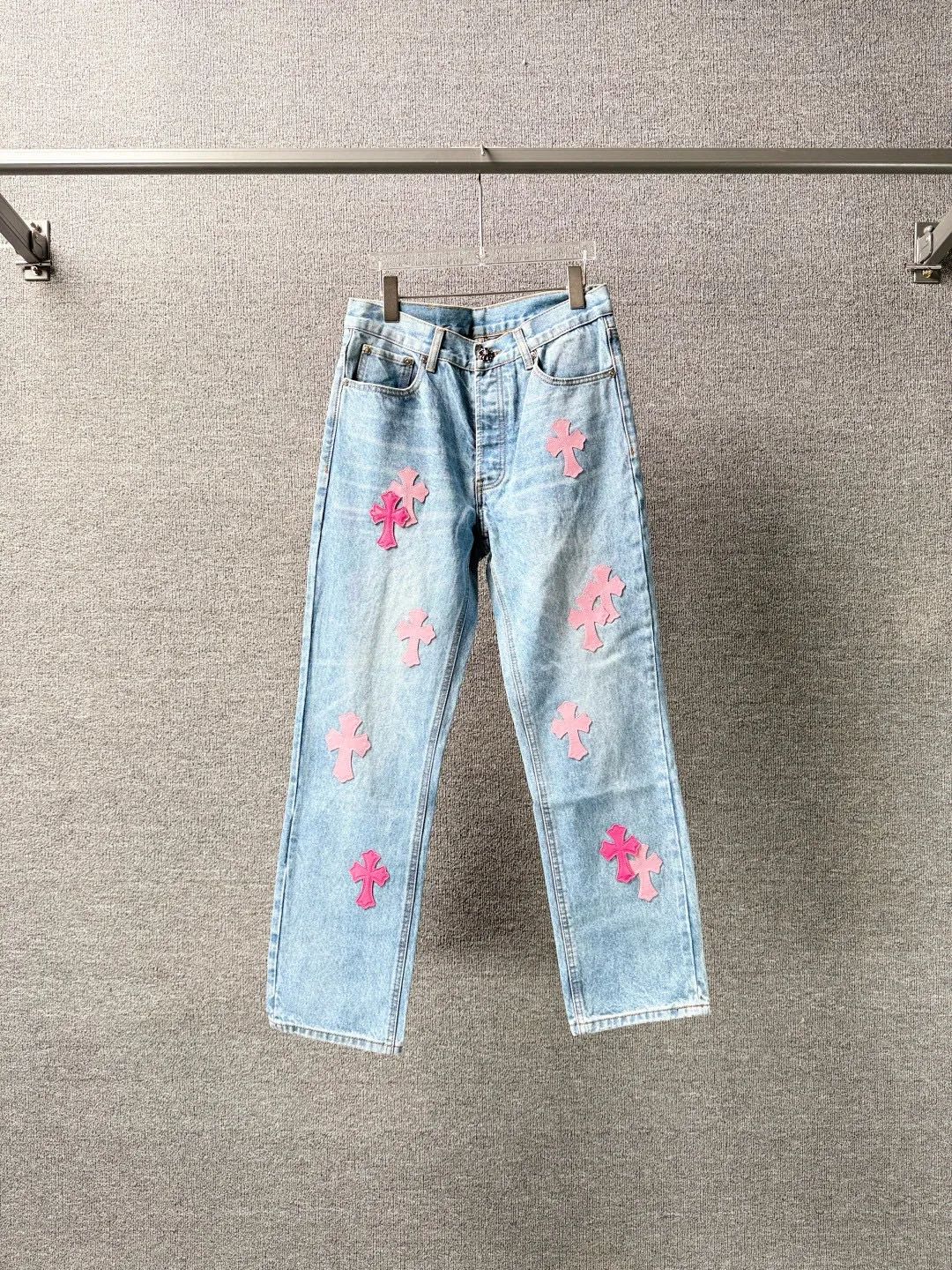 P270 💰 (Top version) Chrome Hearts 25FW CH Blue Pants Pink Leather Cross Bamboo Jeans. It adopts patchwork elements, mostly in the shape of a cross, with glitter on the leather surface. Unique design, simple and elegant details, exquisite workmanship, neat lines of the entire trousers, and perfect details! It’s so cool. It’s a genderless trend that both men and women can easily control. Look for the correct version. Color: blue pants and pink leather. Size: 28-30-32-34-36 (corresponds to S-M-L-XL-XXL)